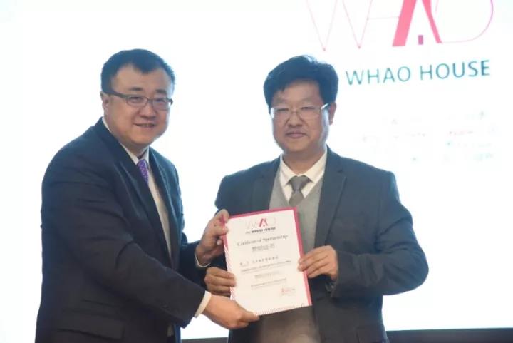 清華大學(xué)黨委常委、副校長(zhǎng)楊斌為天豐綠色裝配集團(tuán)總裁李旭祿頒發(fā)證書(shū)